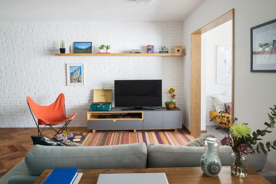 Круглый стол и скамейка на кухню
