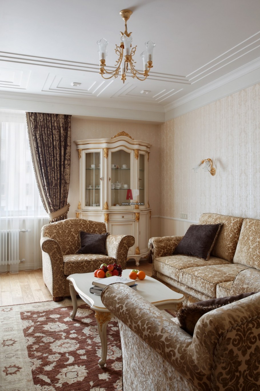 Линкруста в интерьере гостиной в стиле Неоклассика