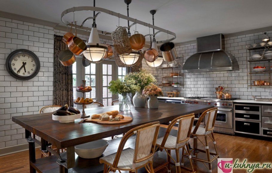 Темный потолок на кухне