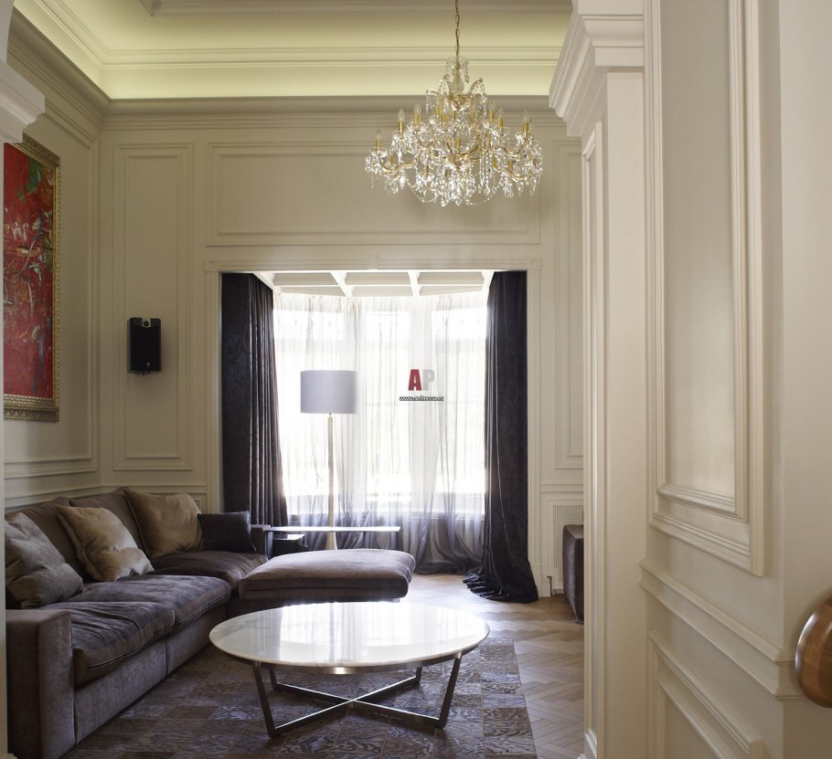 Линкруста в интерьере гостиной в стиле Неоклассика