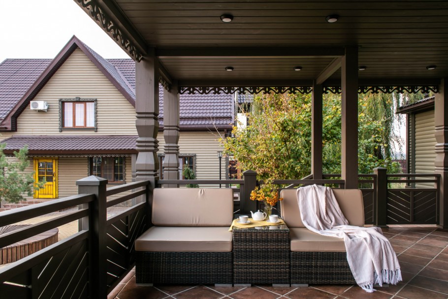 Дом с большой верандой