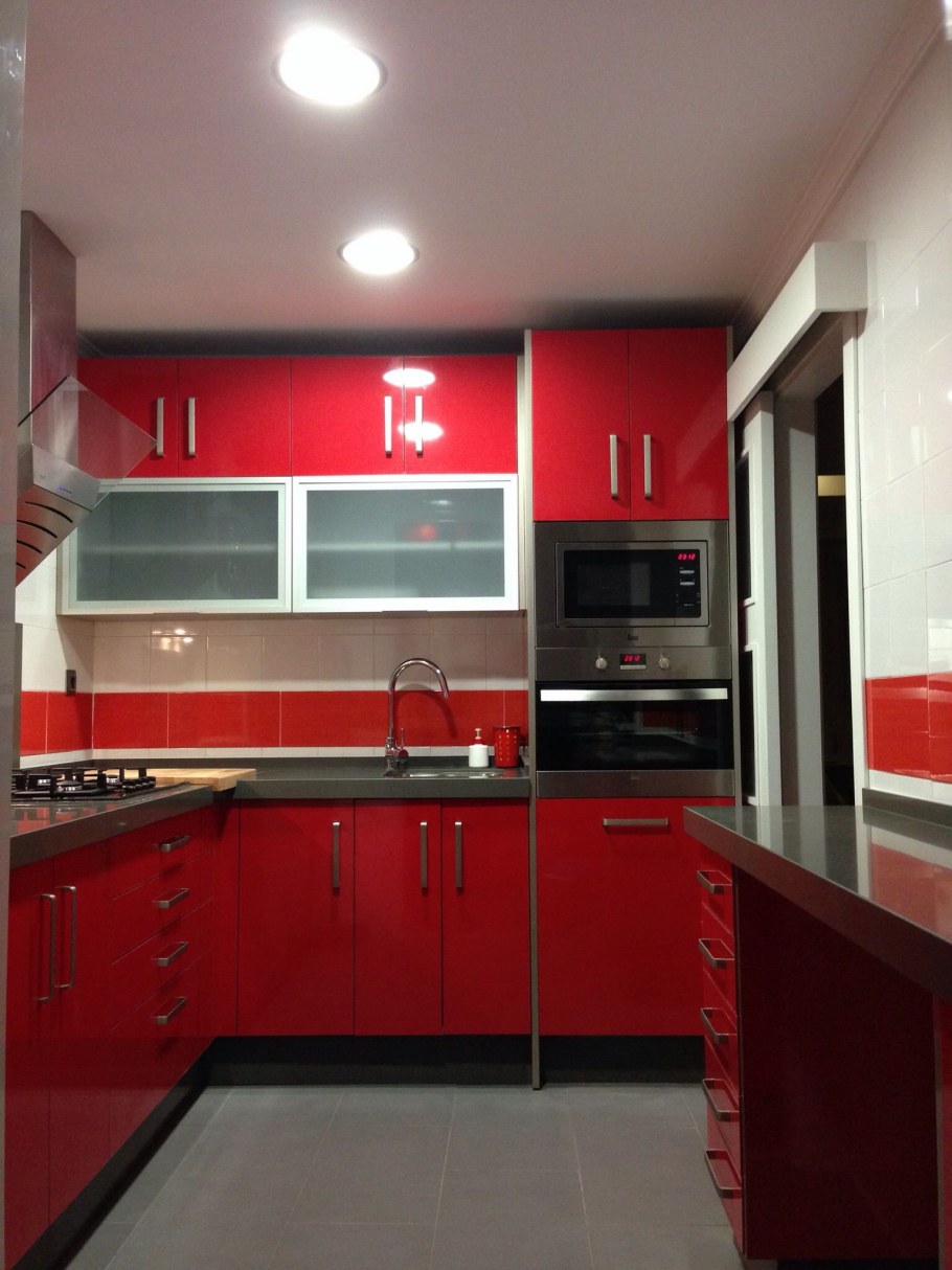 Красный натяжной потолок