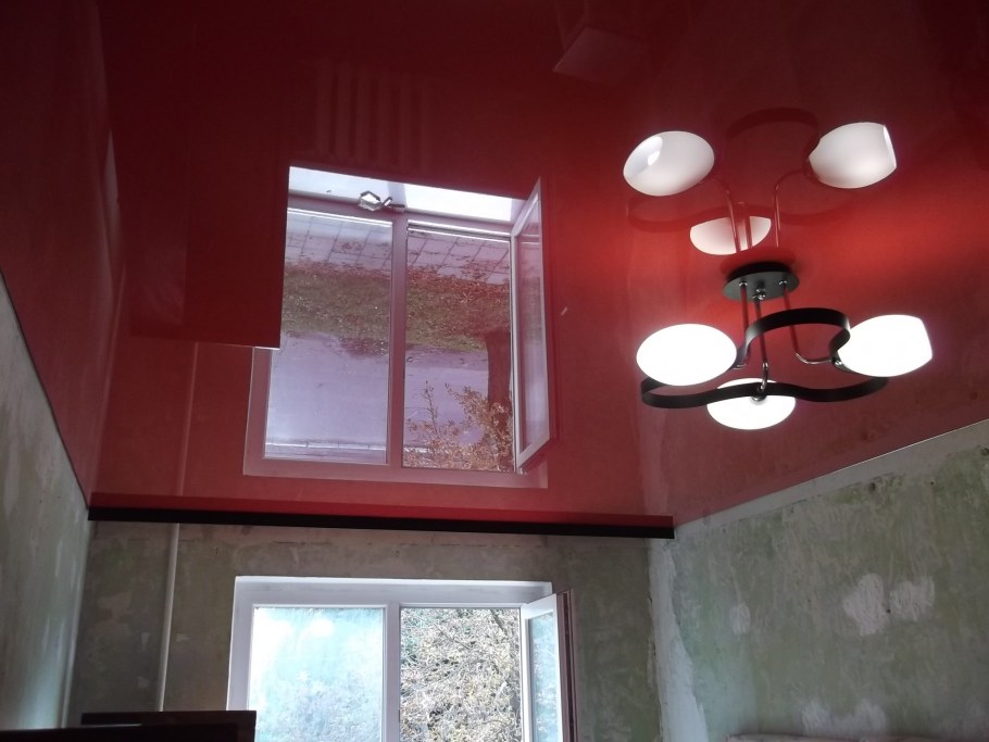 Красный натяжной потолок на кухне