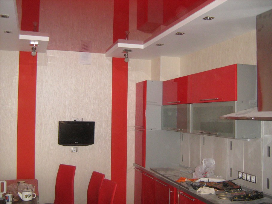 Натяжной потолок черный зеркальный