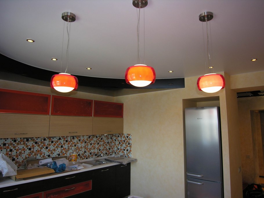 Натяжные потолки для кухни бордового цвета