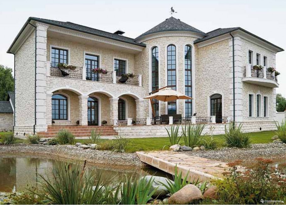 Дом из белого камня