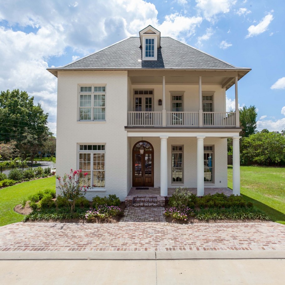 Белый двухэтажный дом