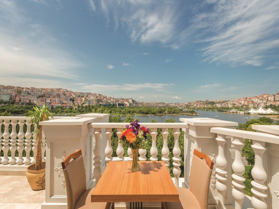 Веранда с балконом