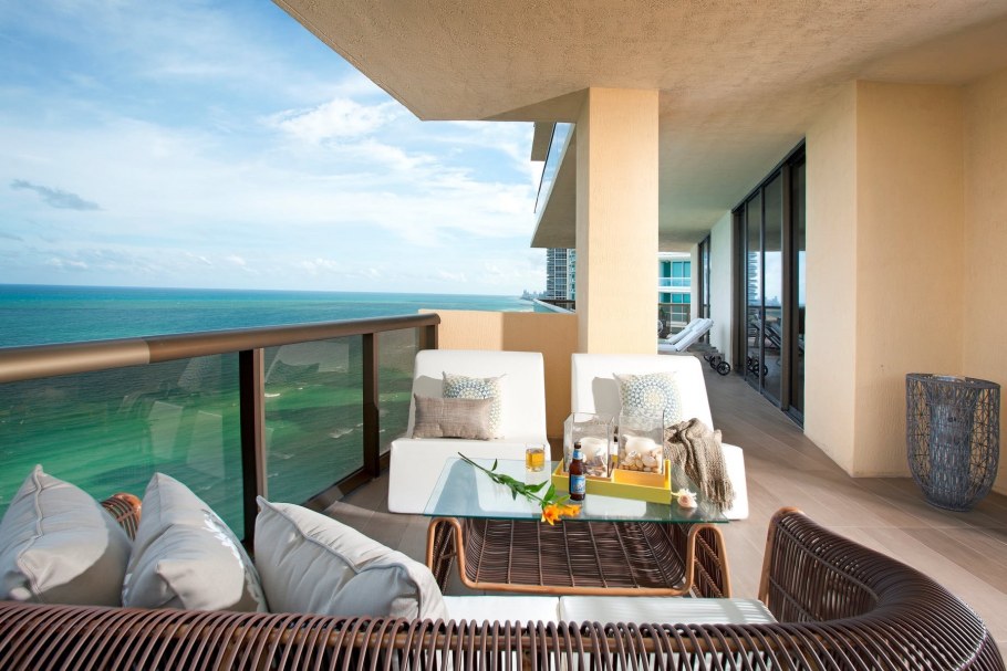 Уютный балкон с видом на море