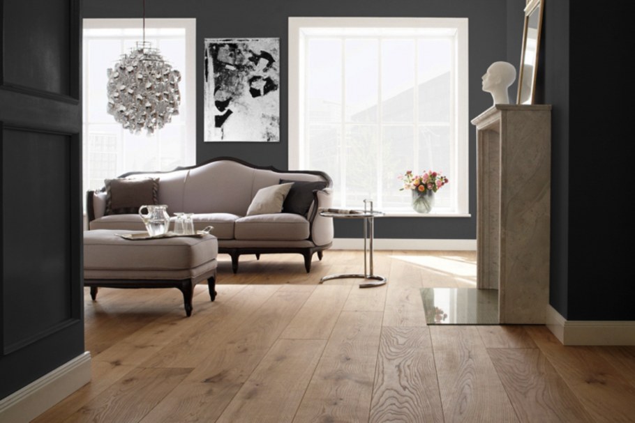 Серые стены и паркет