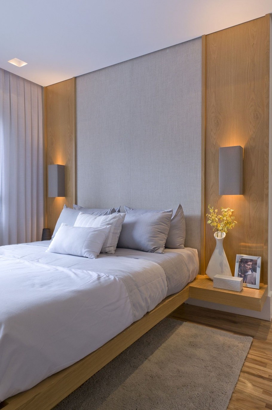 Светильники над кроватью в спальне