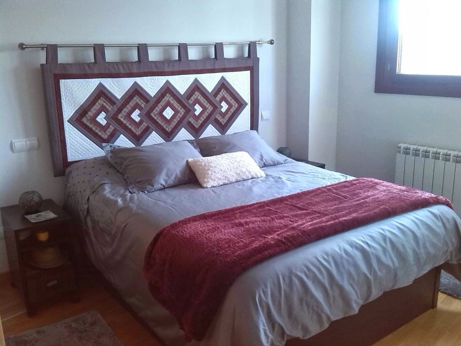 Изголовье кровати из лоскутков