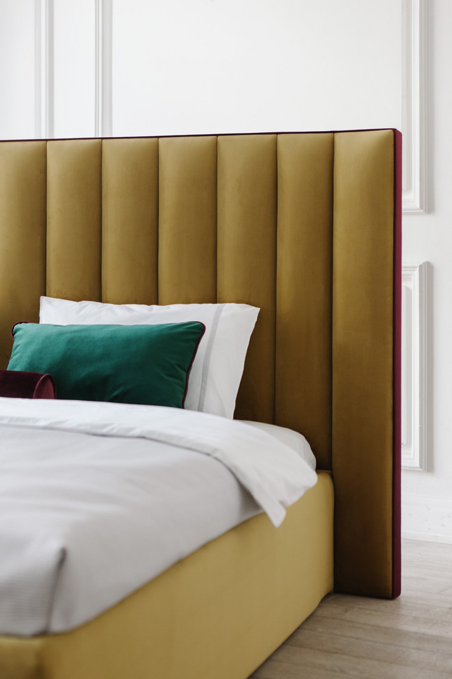 Кровать с мягким изголовьем