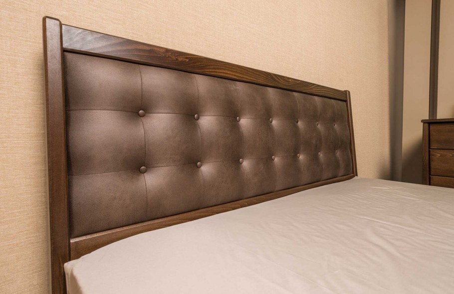 Кровать с деревянным изголовьем