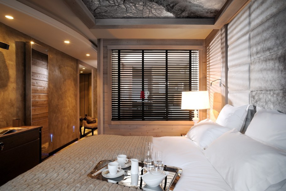 Шикарная современная спальня с панорамными окнами и камином