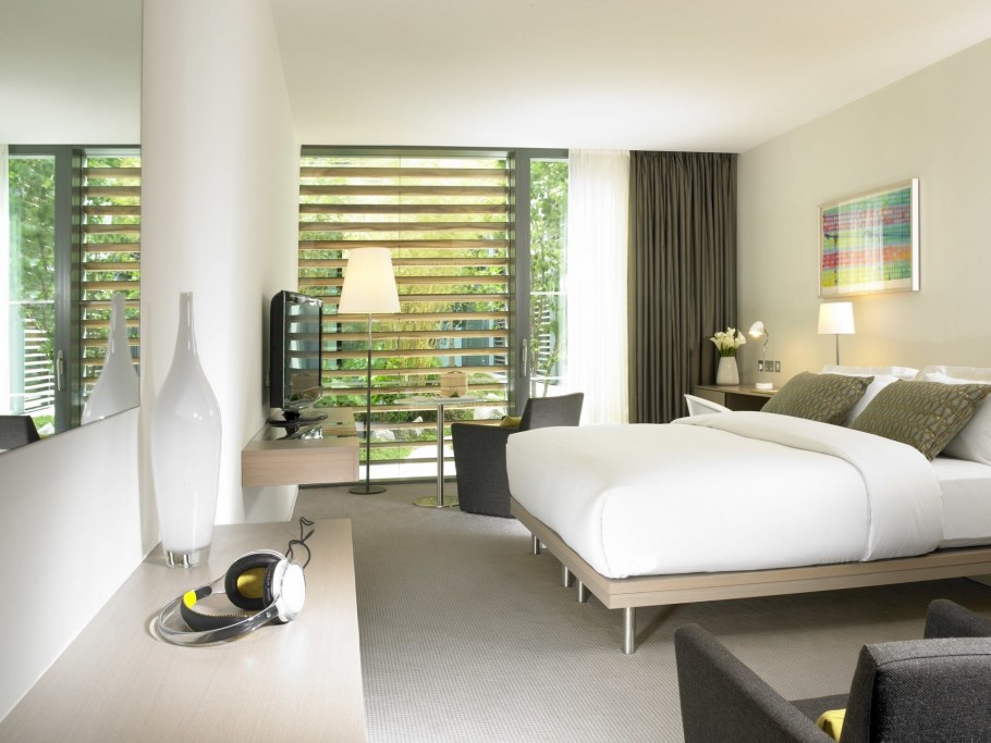 Шторы в спальню в современном стиле 2021