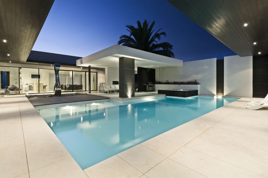 Хай тек с бассейном