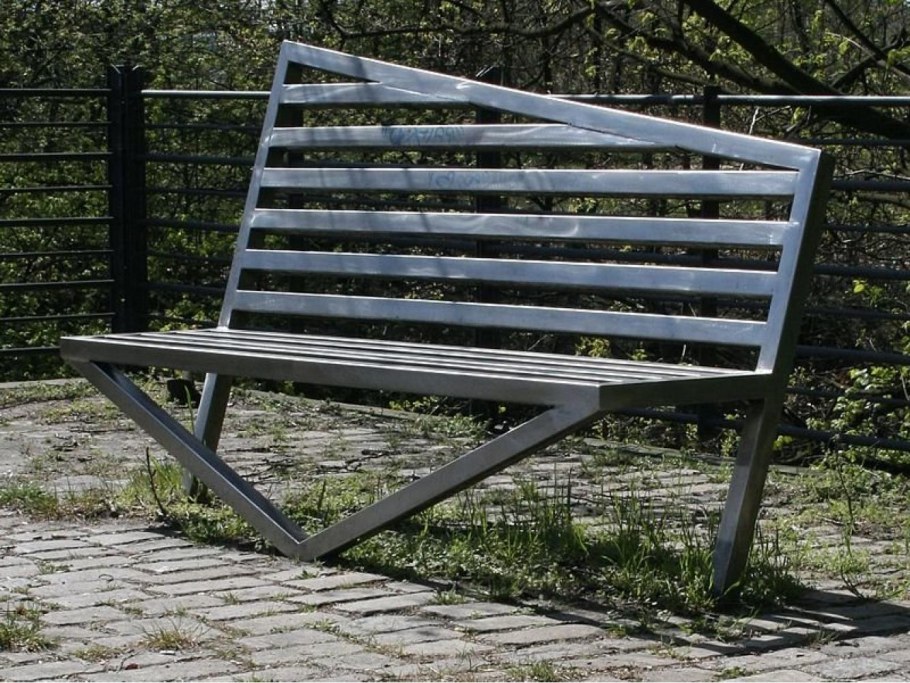 Кресло и журнальный столик