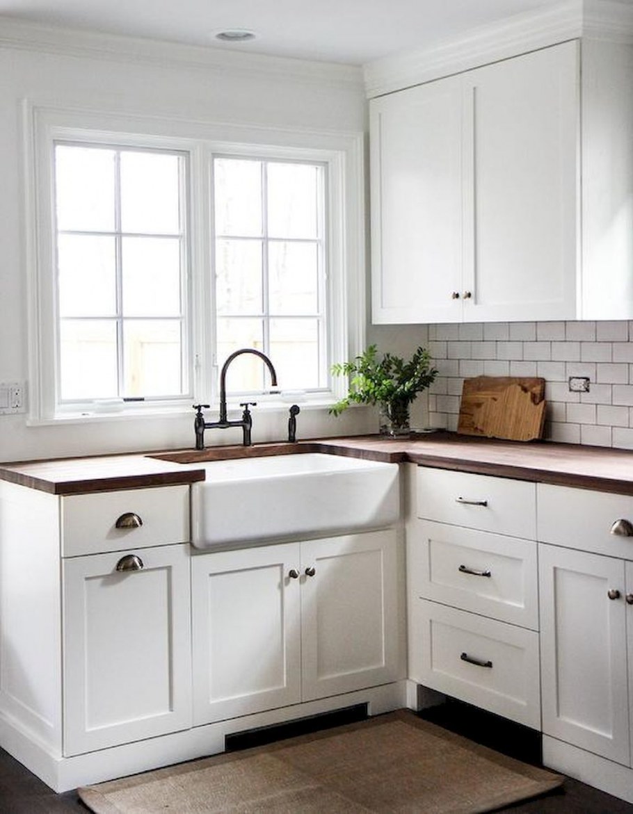Белый кухонный гарнитур с деревянной столешницей