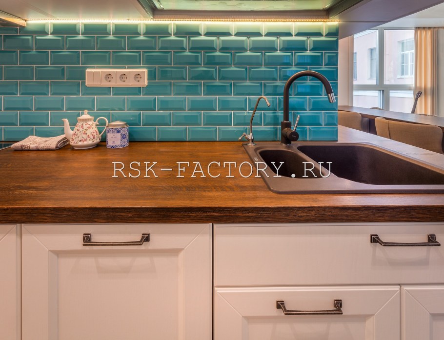 Песочная кухня с деревянной столешницей