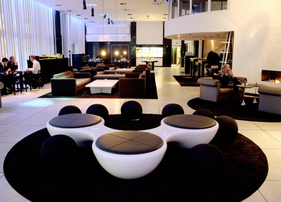 Динамическая композиция в интерьере