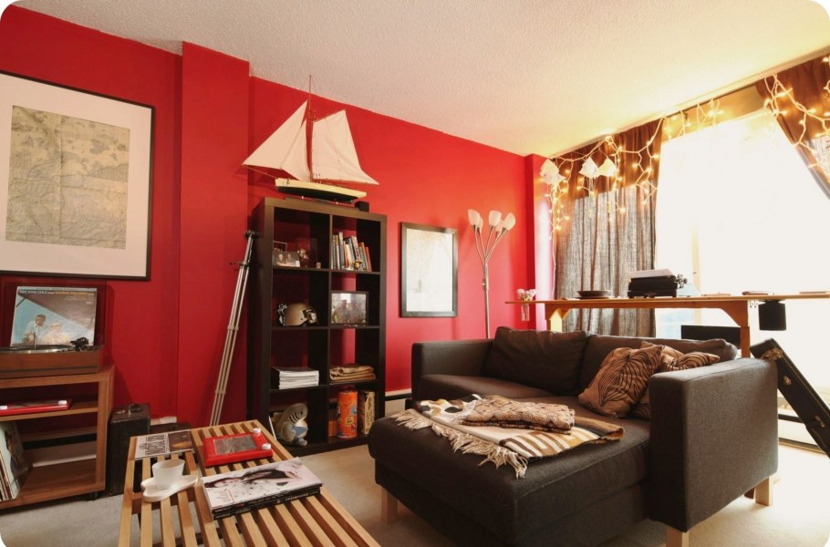 Комната с красными стенами