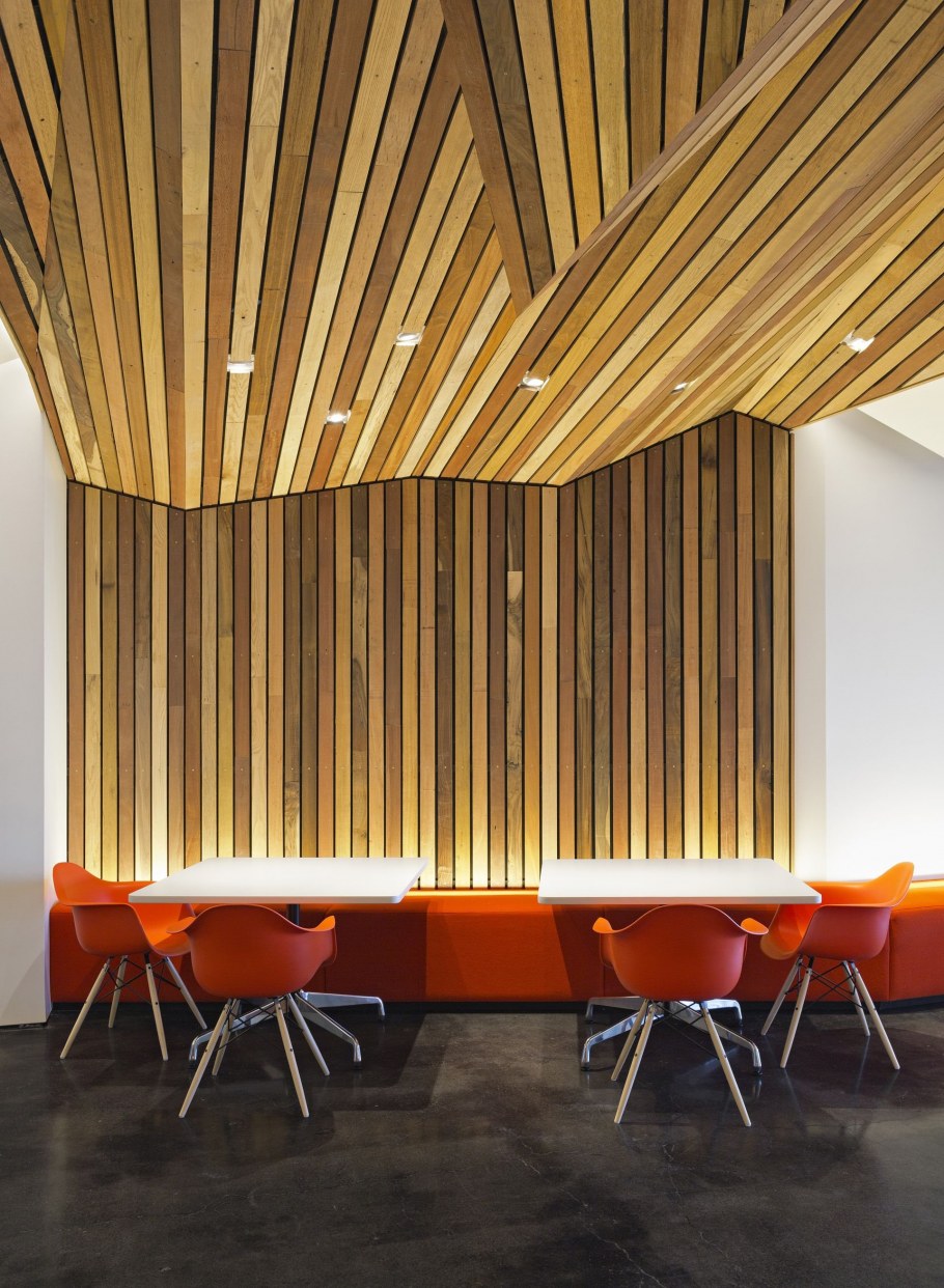 Декор потолка рейками