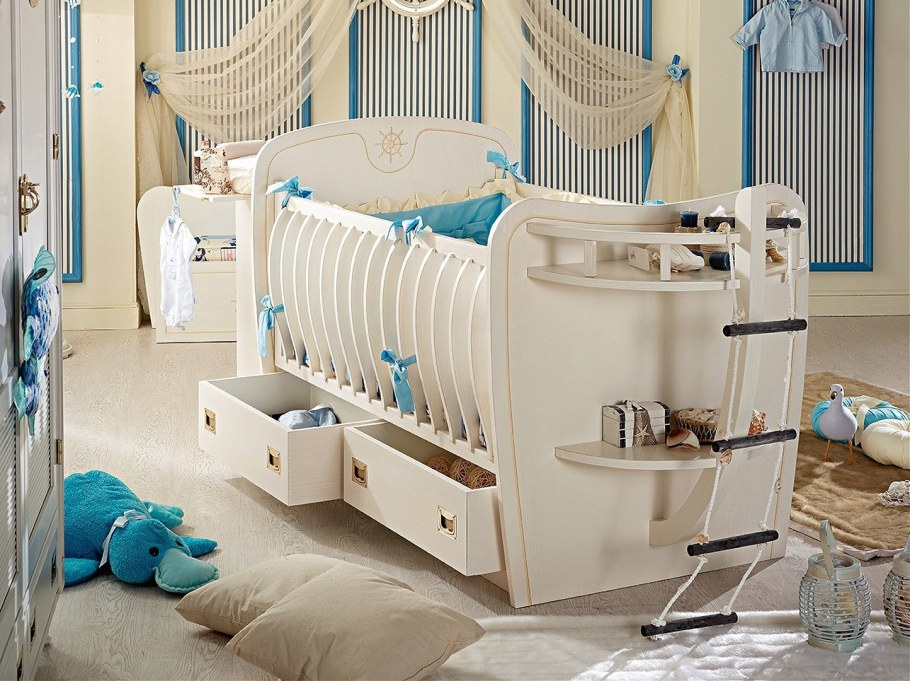 Детская комната с двуспальной кроватью