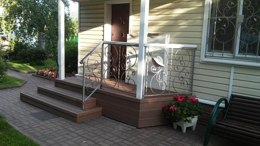Крыльцо с двумя лестницами