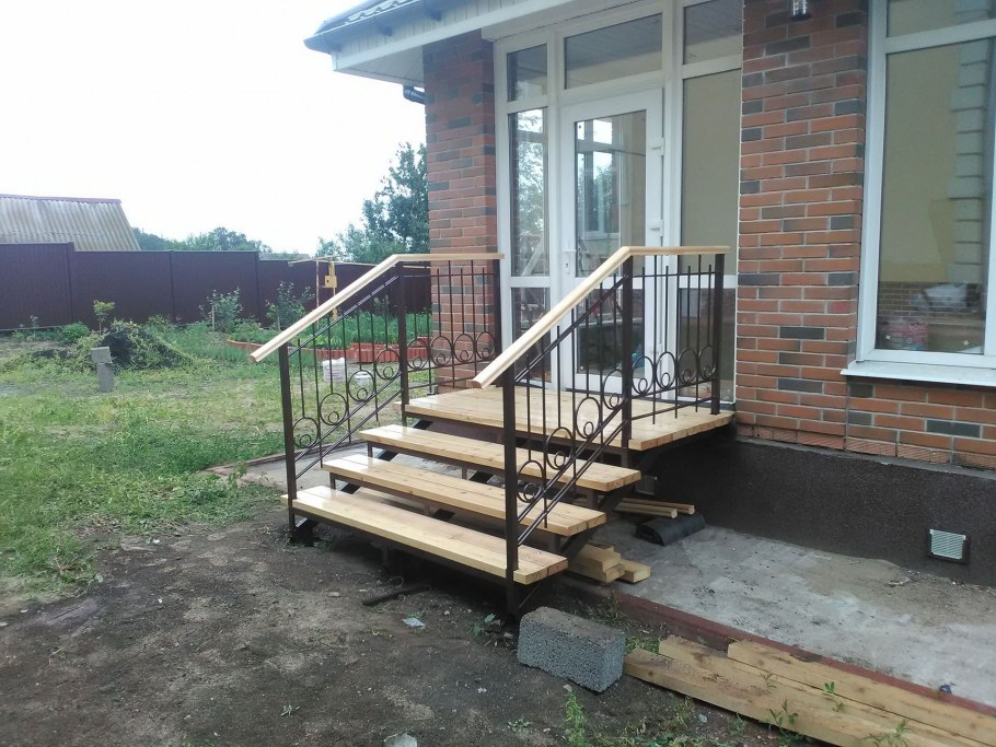 Крыльцо из лиственницы на металлическом каркасе