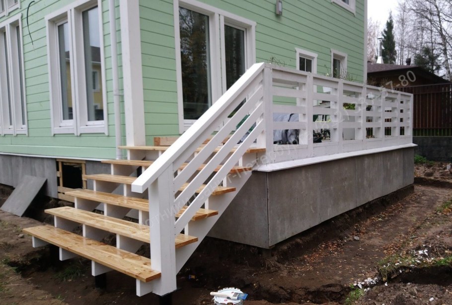 Ступеньки к каркасному дому