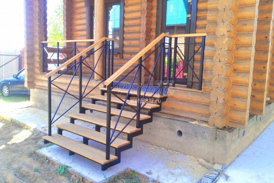 Металлическая лестница на крыльцо