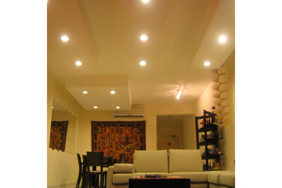 Точечные светильники на потолке