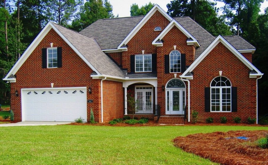 Домик из красного кирпича