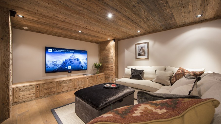 Телевизор в интерьере Шале