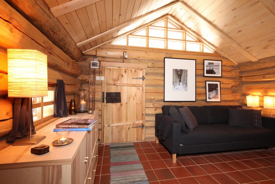 Комната отдыха в бревенчатой бане