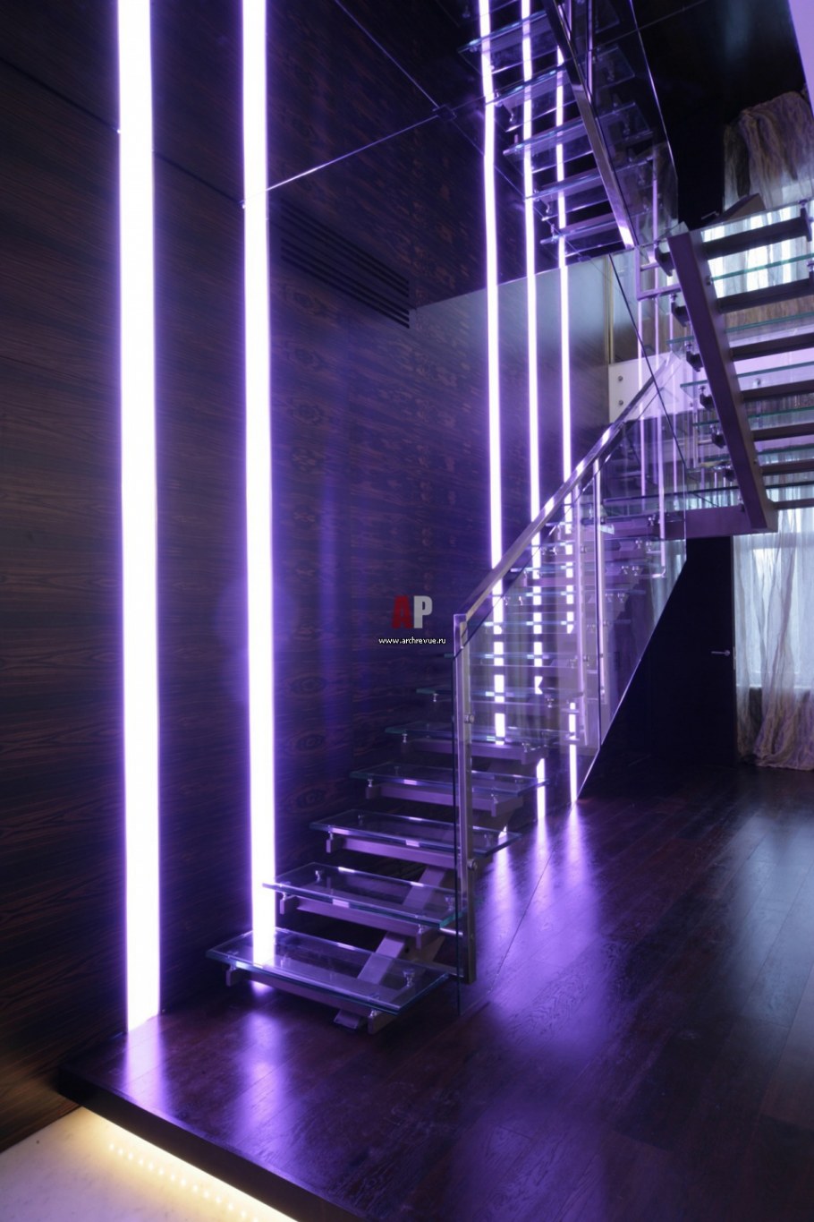 Лестница с неоновой подсветкой