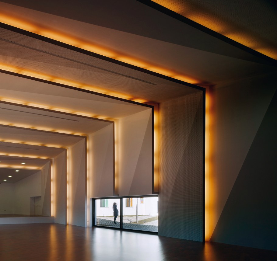 Вертикальная подсветка стен