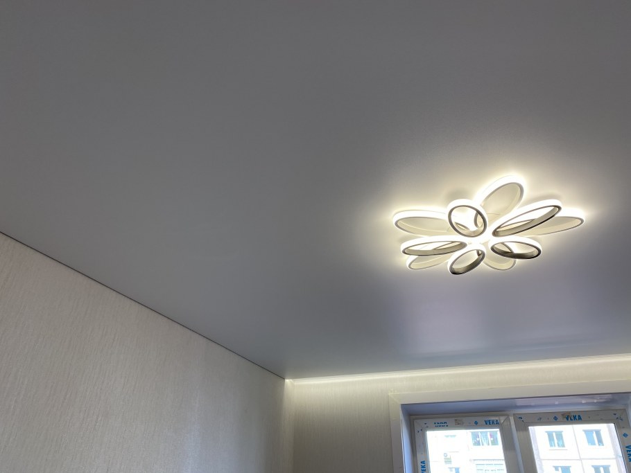 Двухуровневый потолок с одной стороны