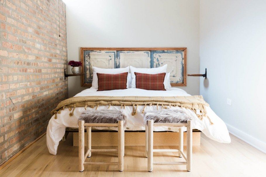 Кирпичная стена в интерьере гостиной