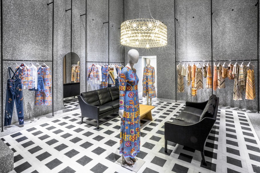 Интерьер магазина Prada