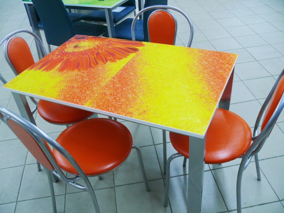 Оранжевый стол для кухни