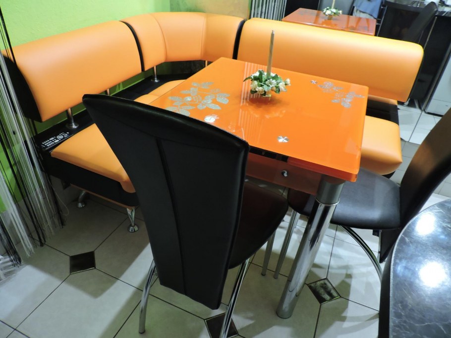 Оранжевый стол в интерьере кухни