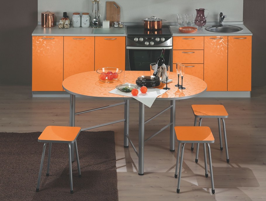 Оранжевый стол для кухни