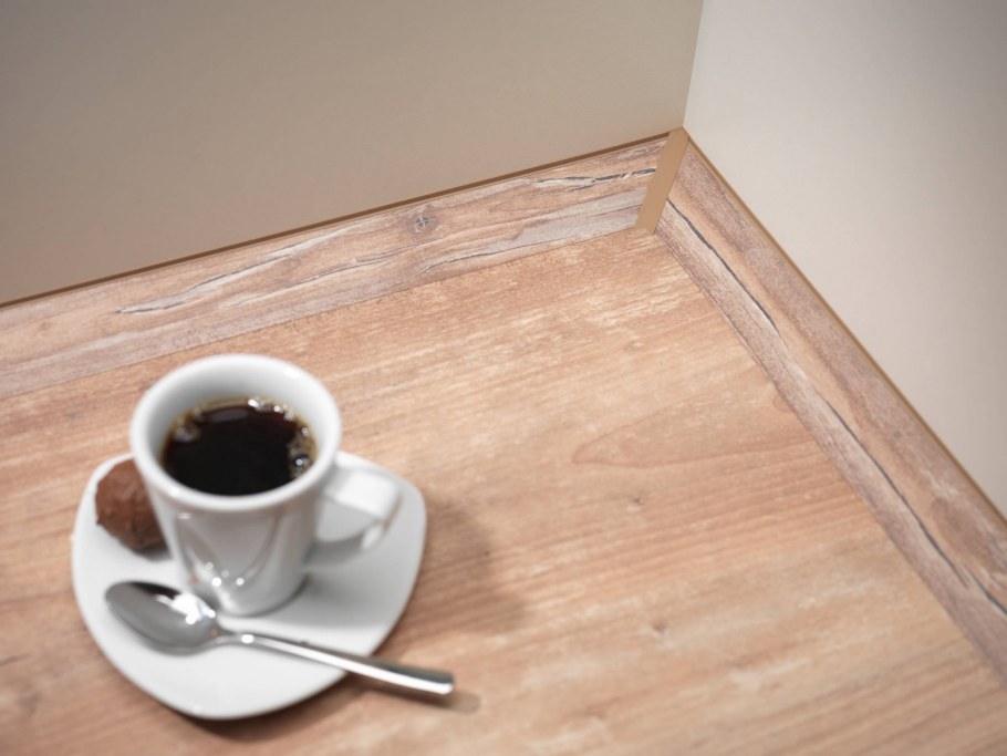 Плинтус Rehau perfetto line