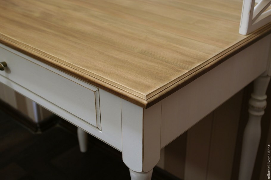 Письменный стол с бортиками