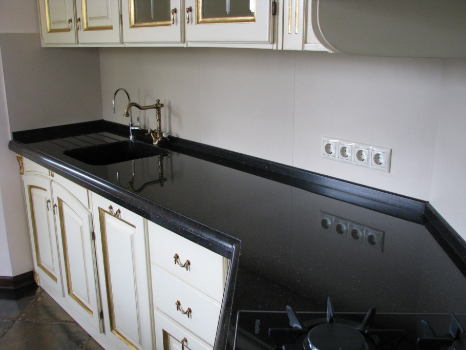 Плинтус для столешницы на кухне из камня