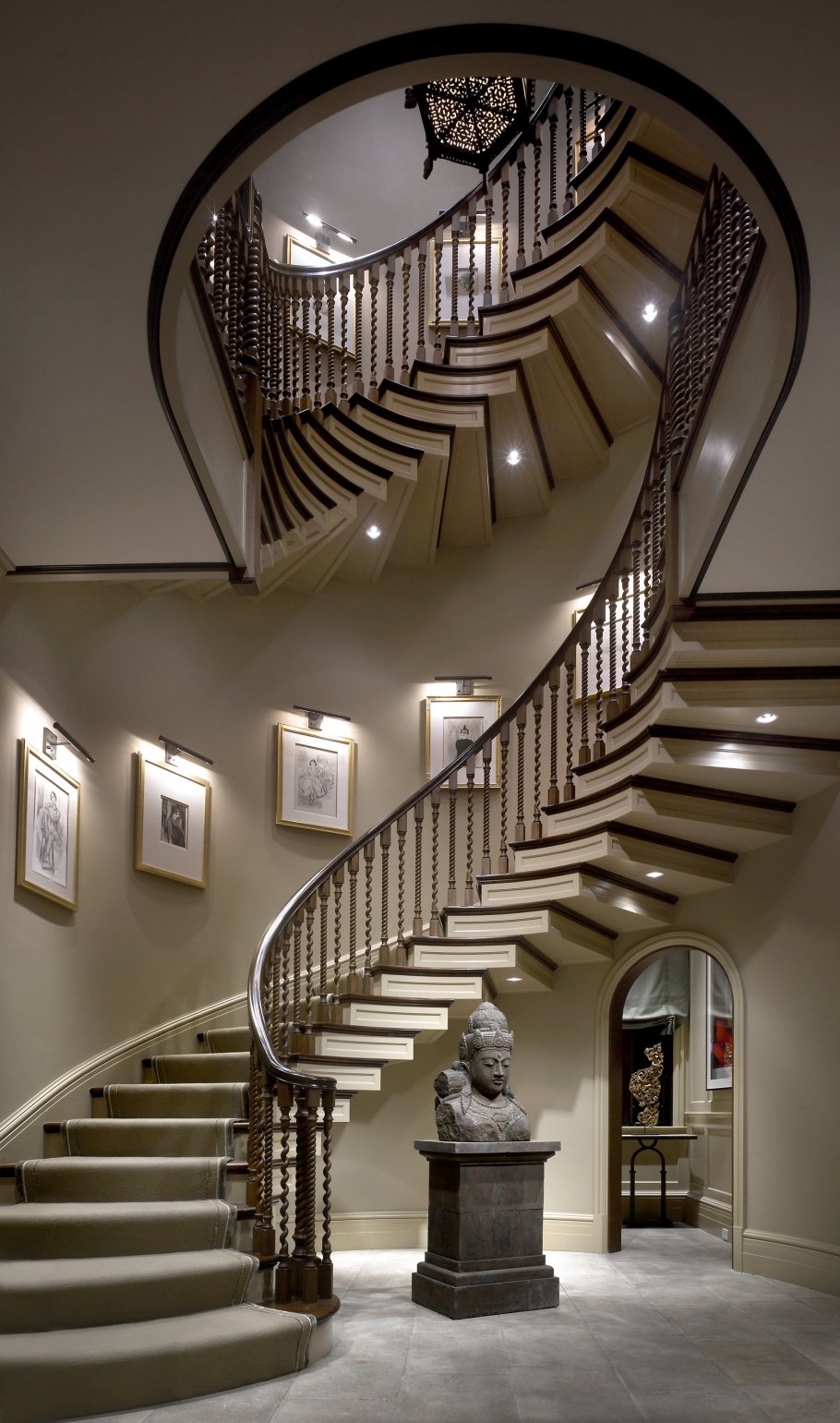 Красивые лестницы в загородных домах и коттеджах