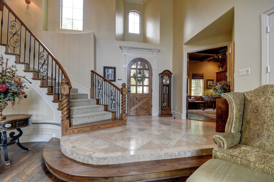 Парадная трехмаршевая лестница