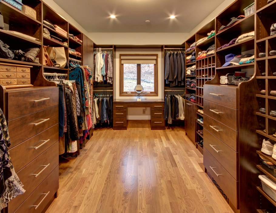 Гардеробные с окном